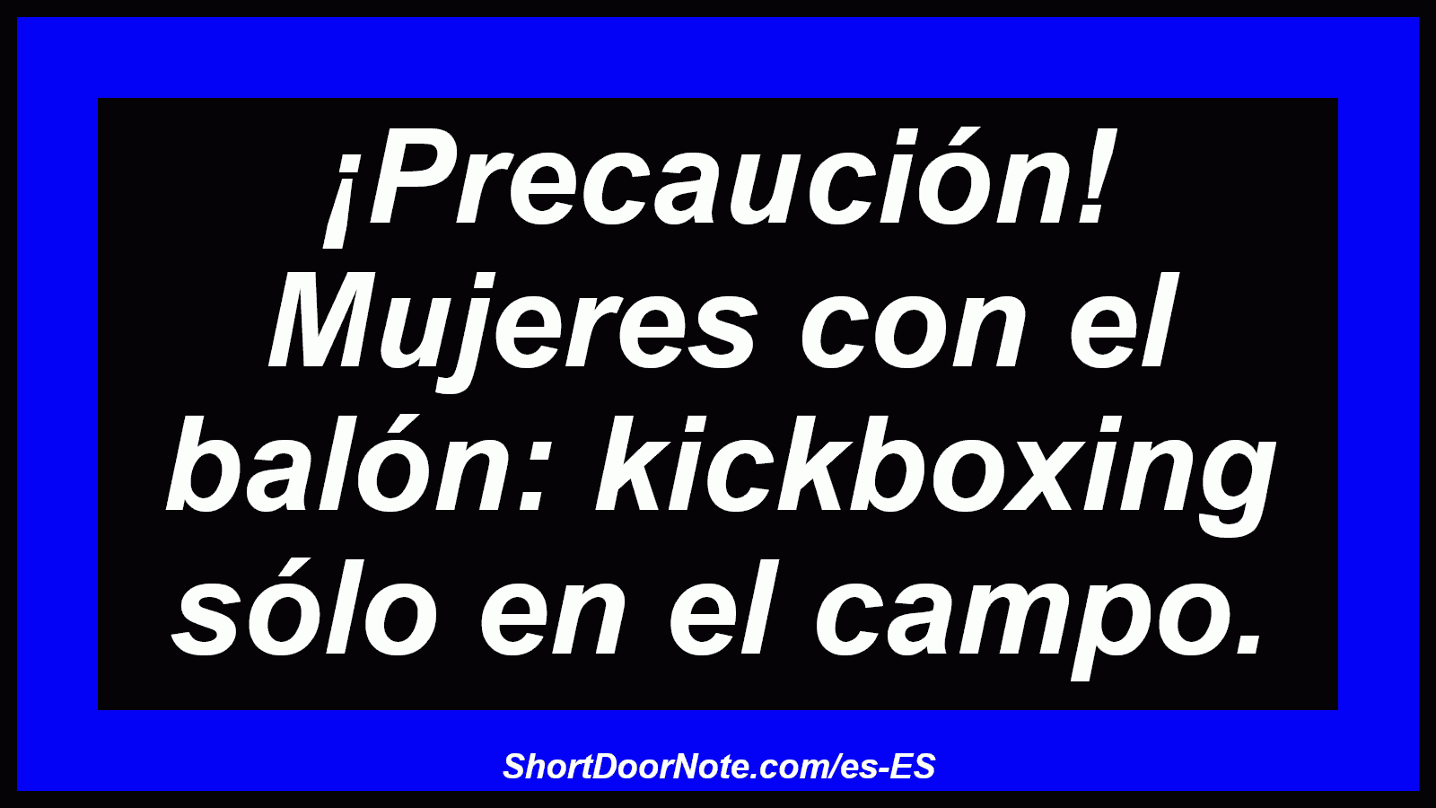 ¡Precaución! Mujeres con el balón: kickboxing sólo en el campo.
