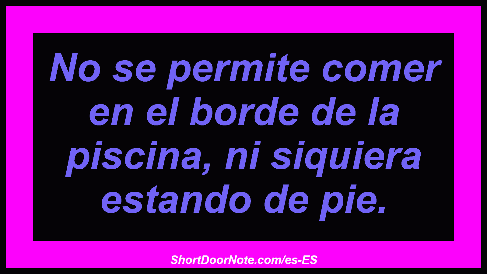 No se permite comer en el borde de la piscina, ni siquiera estando de pie.
