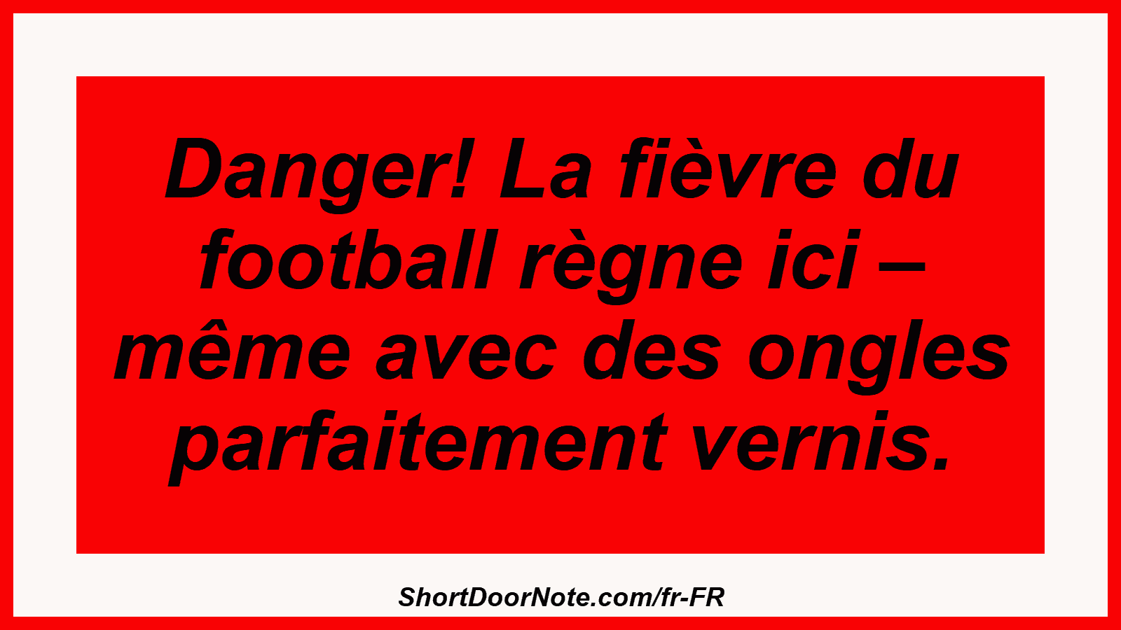 Danger! La fièvre du football règne ici – même avec des ongles parfaitement vernis.
