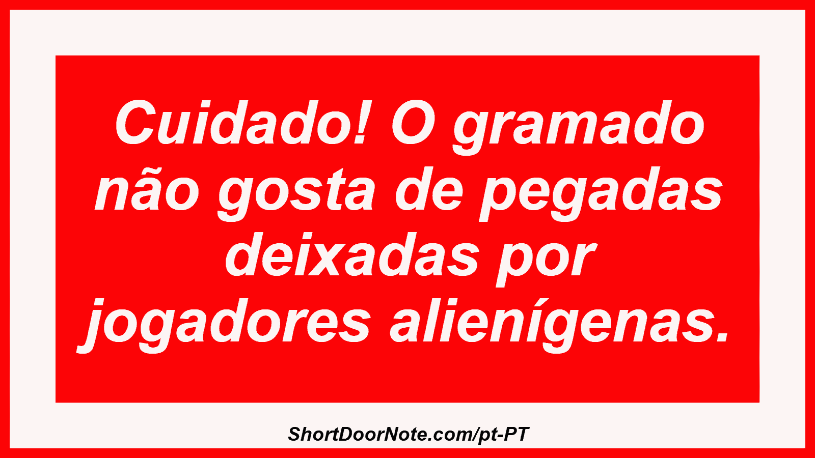 Cuidado! O gramado não gosta de pegadas deixadas por jogadores alienígenas.
