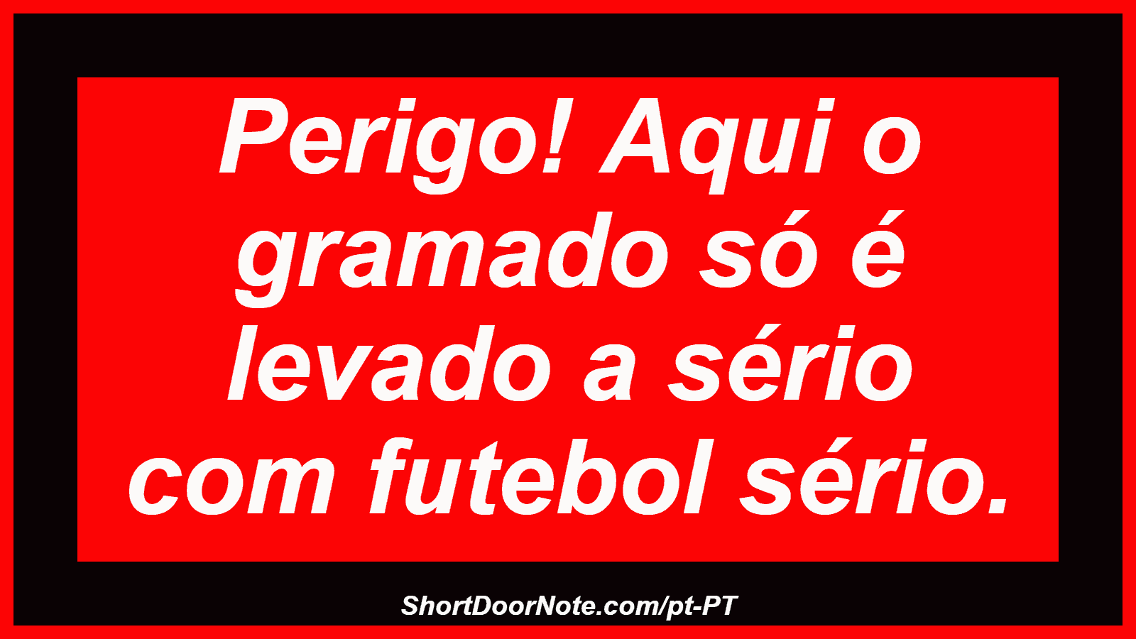 Perigo! Aqui o gramado só é levado a sério com futebol sério.
